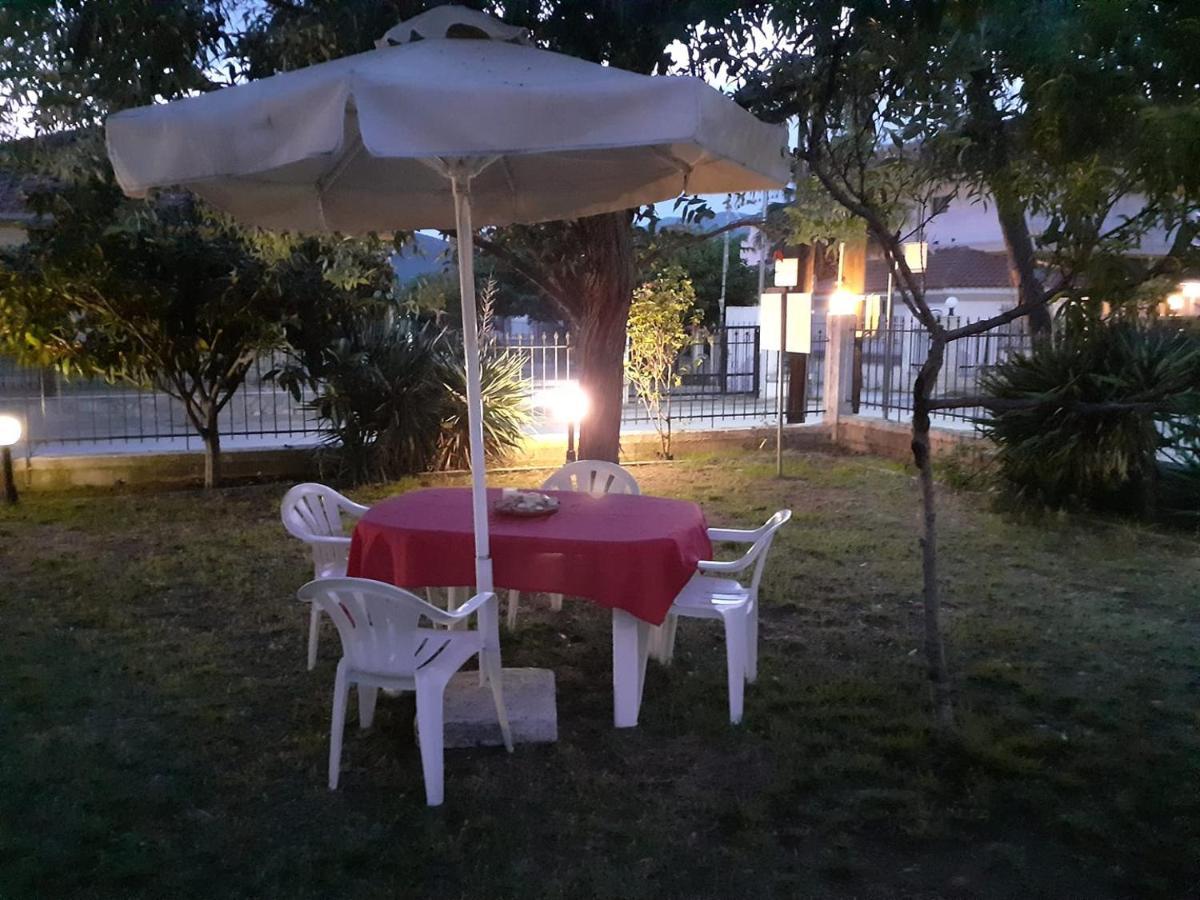 Polis΄ House Apartamento Vrasná Exterior foto