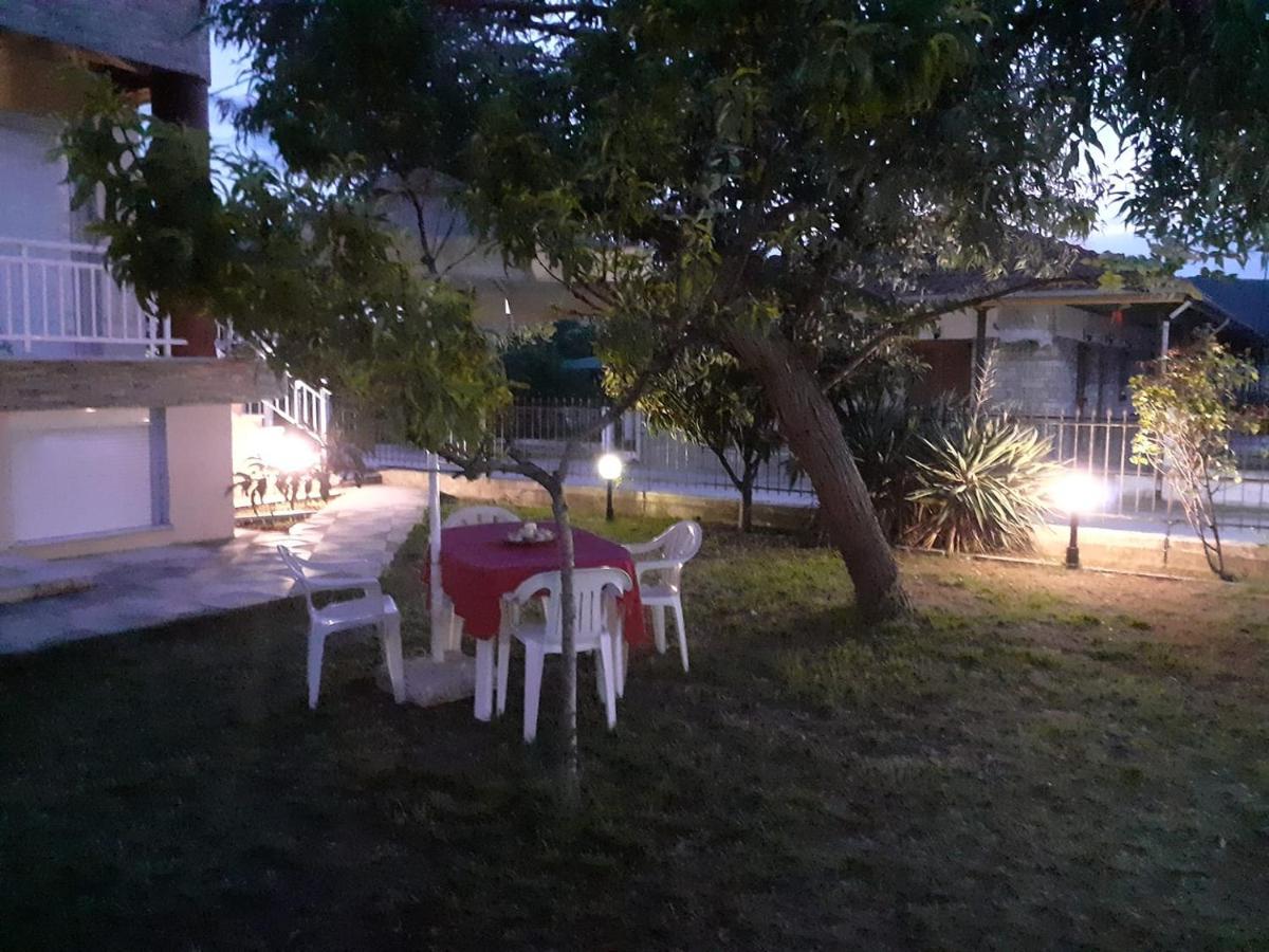 Polis΄ House Apartamento Vrasná Exterior foto
