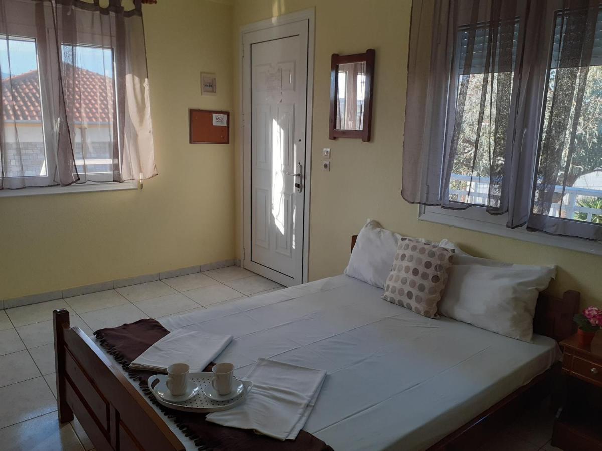 Polis΄ House Apartamento Vrasná Exterior foto
